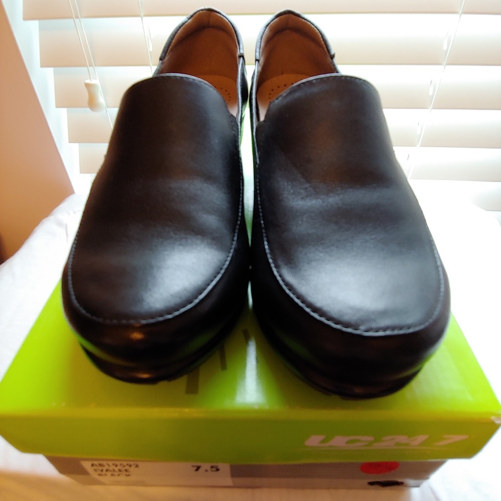 NWB Walking Company black loafers